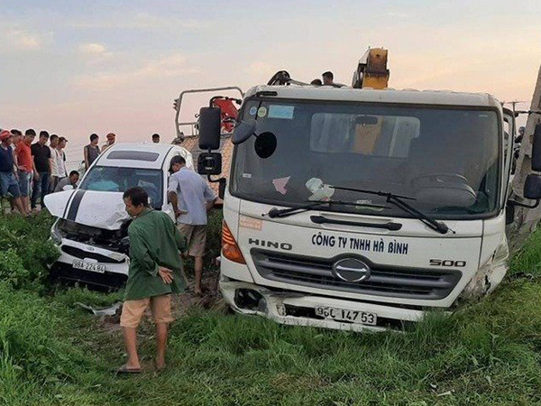 Nguyên nhân vụ tai nạn liên hoàn khiến 3 ô tô cùng lao xuống ruộng ở Bắc Giang