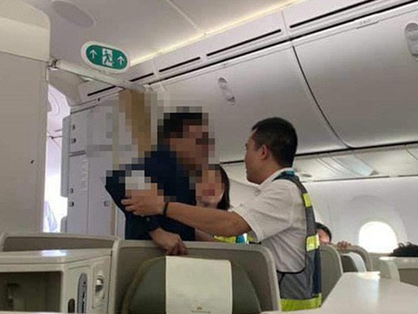 Khách thương gia bị tố sàm sỡ: 'Tôi sẽ làm giải trình có ý kiến của cặp vợ chồng bay cùng'