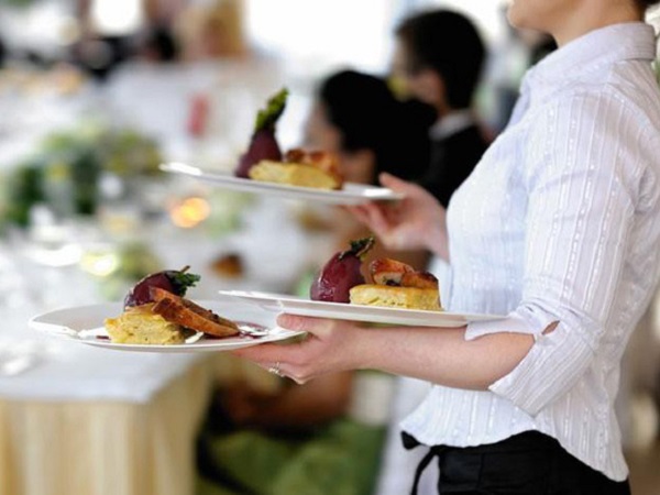 Phục vụ bàn làm đổ thức ăn lên túi của mẹ, phản ứng của con gái khiến mẹ không thốt nên lời