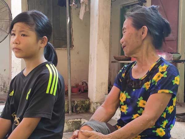 Người thân đau đớn trong đám tang mẹ Châu Việt Cường: 'Bà ấy đi nhặt ve chai dành dụm tiền để vào thăm con, vậy mà...'