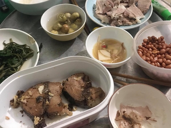 Tiền ít mà phải loay hoay làm mâm cơm tới 7 món, cô vợ trẻ ấm ức khi chồng không động đũa nhưng cư dân mạng lại phản ứng thế này...