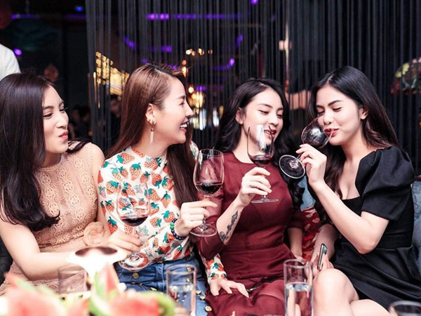 Vợ cũ Việt Anh gây bất ngờ khi đi uống rượu, 'chị chị em em' với Quế Vân dù từng vướng tin đồn 'người thứ ba'
