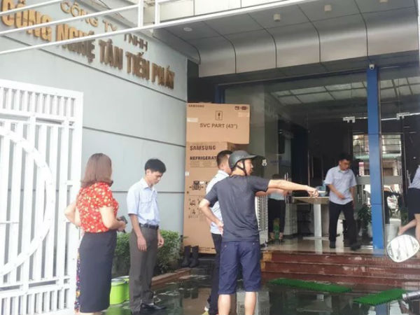 Một cảnh sát PCCC rơi từ tầng 2 xuống đất khi đang chữa cháy