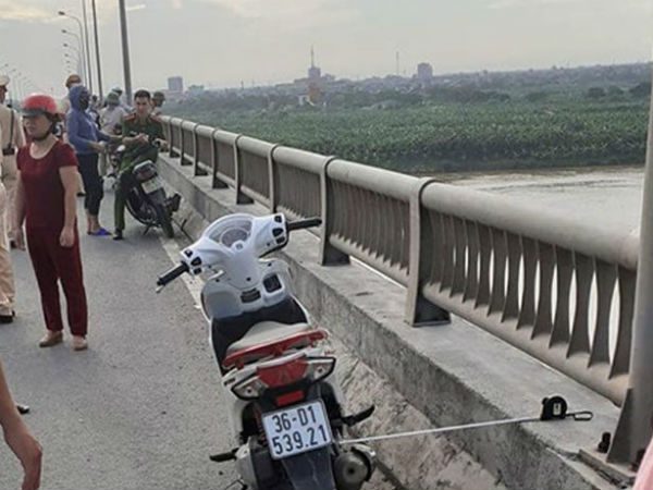 Vụ cô gái trẻ để lại xe máy nhảy xuống sông Hồng mất tích: Nhắn tin vĩnh biệt bạn trai trước khi tự tử nhưng không nói rõ địa điểm
