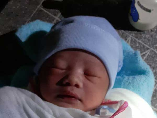 Cay mắt với bé trai còn nguyên dây rốn bị bỏ rơi trong đêm dưới chân cầu