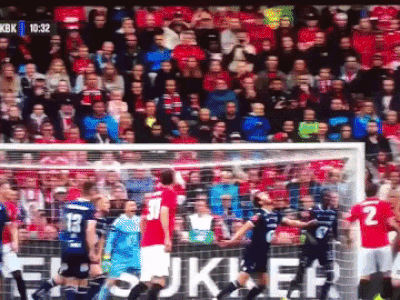 VIDEO: Phil Jones tự biến mình thành trò hề với pha ngả bàn đèn... trúng tay