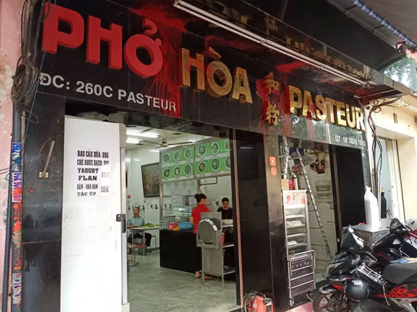 CLIP: Phở Hòa liên tục bị giang hồ tấn công, khách hàng hoảng loạn tháo chạy