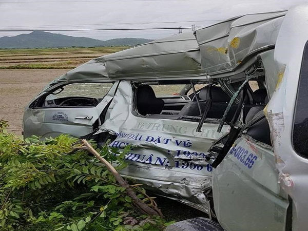 Nguyên nhân xe khách va chạm tàu SE27 làm 3 người chết