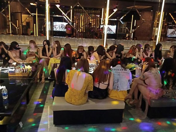 Tụ điểm karaoke có bé gái 13 tuổi ăn mặc thiếu vải tiếp khách ở Sài Gòn: Ban ngày 'án binh', đêm xuống nườm nượp khách Vip ra vào