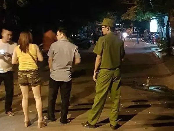 Con trai chủ quán karaoke đâm khách tử vong