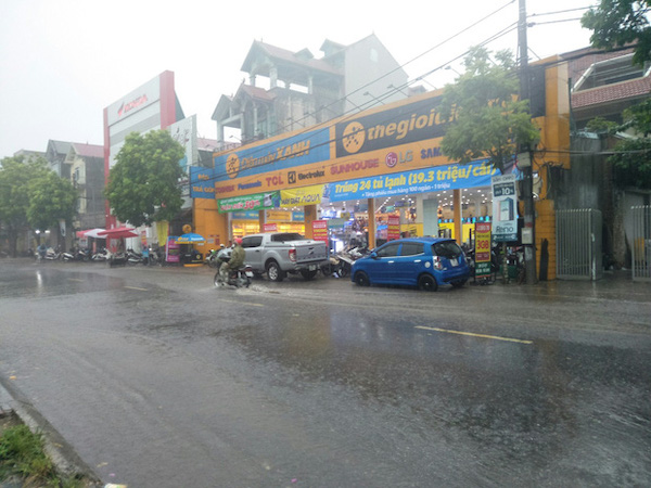 Hà Nội: Nhân chứng kể lại giây phút kinh hoàng khi kẻ 'máu lạnh' dùng kiếm điên cuồng chém bảo vệ Điện Máy Xanh