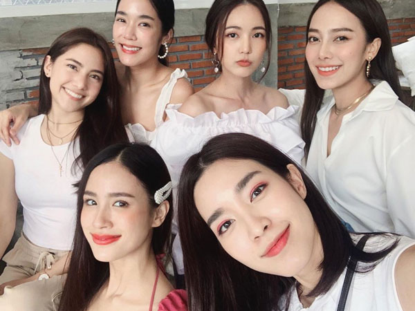 5 lưu ý giúp bạn đẹp sương sương khi đi dự đám cưới cô bạn thân
