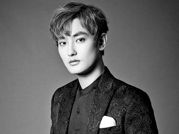 Chưa từng có tiền lệ: 1 nam idol Kpop quyền lực liên tiếp dính 2 tin hẹn hò cùng ngày, còn lộ cả clip nhạy cảm