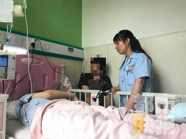 Nhấp 1 ngụm 'nước khoáng', bé gái thét lên kinh hoàng rồi lăn ra đất