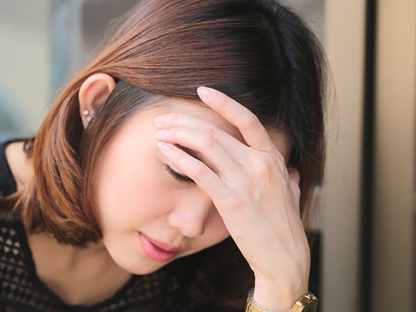 Lúc y tá lau sạch máu để lộ khuôn mặt nạn nhân, tôi cảm thấy ngờ ngợ quen thuộc cho tới khi về nhà và nhìn lên bàn thờ