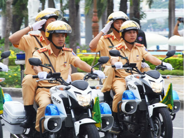 Chọn CSGT giỏi ngoại ngữ để xử phạt người nước ngoài vi phạm giao thông