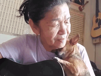 Cụ bà 70 tuổi vừa ôm đàn vừa hát, nổi tiếng khắp mạng xã hội hôm qua và câu chuyện truyền cảm hứng đằng sau