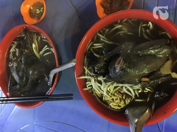 Đi ăn mì gà tần nổi tiếng phố cổ, cô gái trẻ bức xúc vì bị quạt rơi trúng đầu, đổ cả mì nóng nhưng chủ quán không xin lỗi