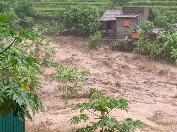 Diễn biến mới nhất của bão số 3: Đã có 1 người chết, nhiều nhà dân bị hư hại, mưa to, gió lốc xảy ra khắp Bắc Bộ