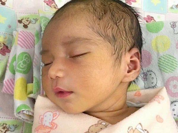 Dung mạo khó tin của em bé sơ sinh 'đẹp từ trong trứng', càng lớn càng phá nét!
