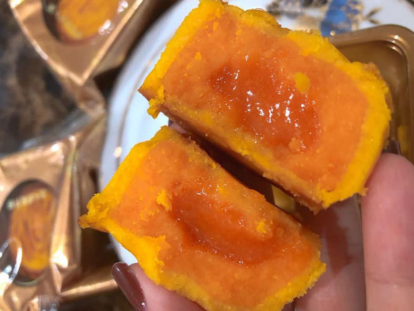 Đổ xô bán bánh Trung thu nhân tan chảy, dân buôn đua nhau dìm giá 'câu kéo' khách hàng