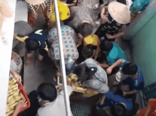 Chưa tới rằm tháng Bảy đã tranh nhau 'giựt cô hồn', dân mạng phát hoảng với clip người dân xô đẩy giành cả rổ đồ cúng