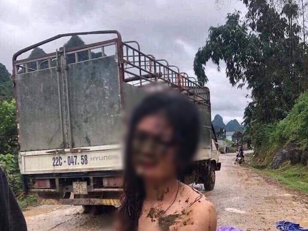 Xôn xao hình ảnh cô gái trẻ bị đánh ghen, lột quần áo và ném chất thải khắp người ngay giữa đường