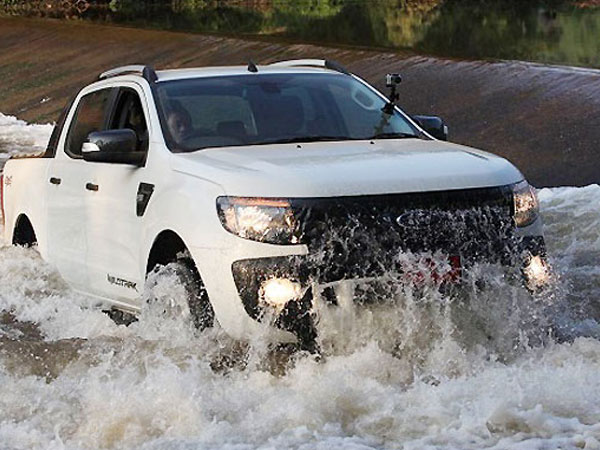 Kinh nghiệm 'sống còn' khi đi xe trong mưa, bão