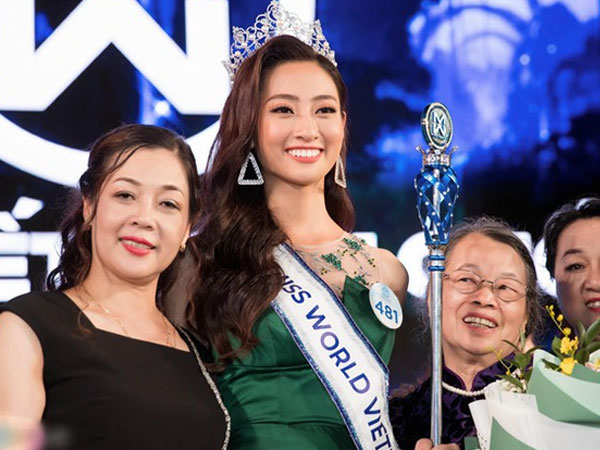 Bất ngờ với chức vụ 'khủng' và dung mạo đời thường phúc hậu, quý phái của mẹ tân Hoa hậu thế giới Việt Nam - Lương Thùy Linh