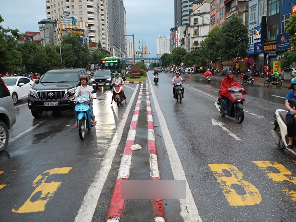 Bất chấp xử phạt, loạt phương tiện vẫn vô tư đi ngược chiều, lấn làn BRT