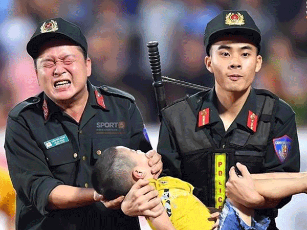 Đại uý CSCĐ tỉnh Nam Định kể lại giây phút bé trai bị co giật cắn, nghiến tay mình