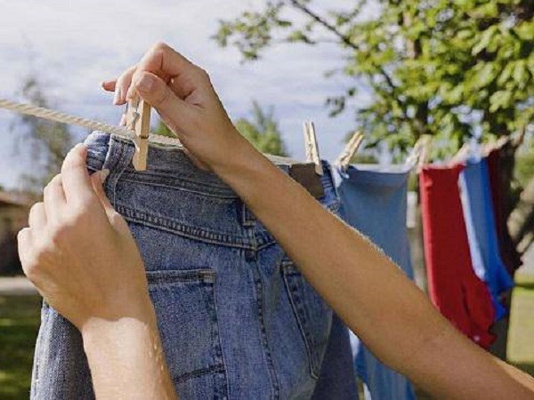 'Té ngửa' sự thật việc kiêng phơi quần áo ban đêm trong tháng cô hồn để không hút... âm khí
