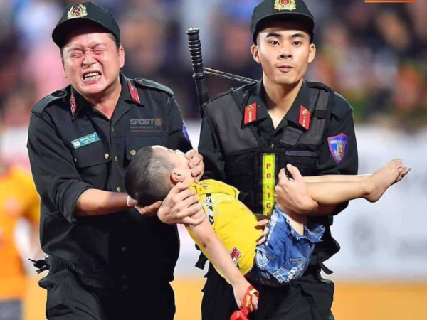 Bức ảnh sơ cứu bé trai co giật ở sân Thiên Trường: Xã hội này cần những người tốt, tấm gương tốt, vì số người thông minh, tài hoa thiết nghĩ đã quá đủ