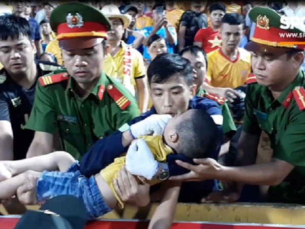 Trước hai chiến sĩ CSCĐ, đây mới là người đầu tiên phát hiện và giữ lại tính mạng cho bé trai bị co giật trên sân Thiên Trường