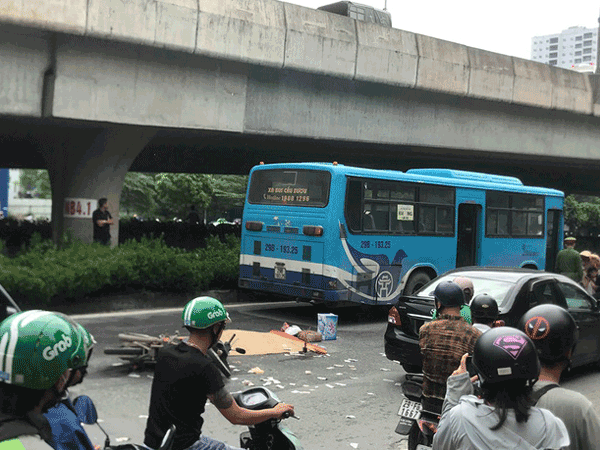 Hà Nội: Va vào xe buýt, một người đàn ông bị cán tử vong