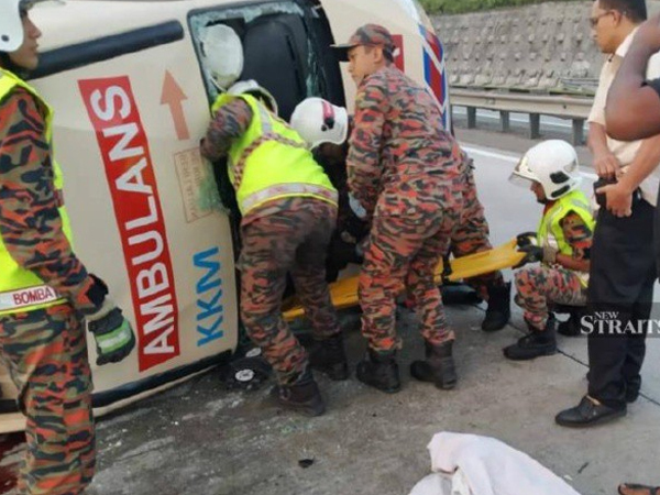 Xe cứu thương nổ lốp rồi lật nhào trên đường cao tốc, cả tài xế lẫn bệnh nhân đều thiệt mạng