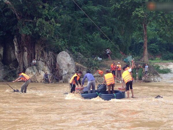 Bản Sa Ná tan hoang sau trận lũ quét kinh hoàng: 12 người vẫn đang mất tích, lực lượng chức năng tích cực vận chuyển đồ cứu hộ đến bản