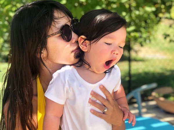 Bị antifan chê làm mẹ mà cẩu thả, không buộc tóc gọn gàng cho con, siêu mẫu Hà Anh phản pháo cực gắt