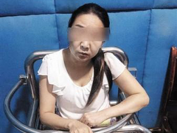 Hai anh em ế vợ được người quen mai mối, ai cũng cung phụng cho bạn gái mấy trăm triệu đồng, đến một ngày phát hiện sự thật bất ngờ