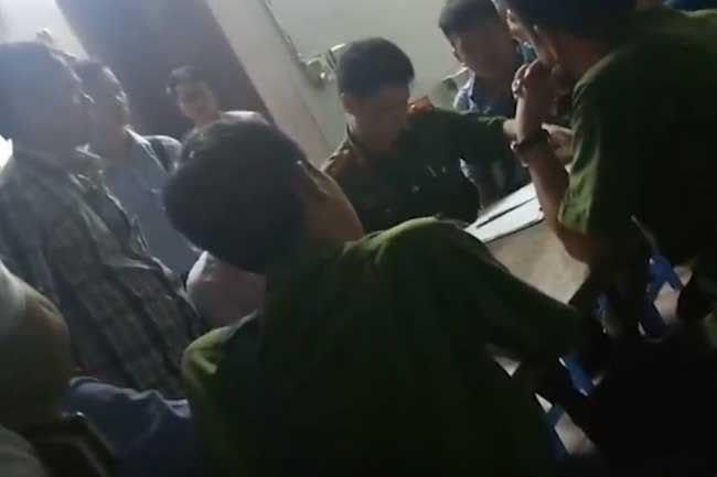 Bé trai 6 tuổi bị bỏ quên suốt nhiều giờ trên xe đến tử vong: Nhiều chi tiết chứng minh bé qua đời trong hoảng loạn?