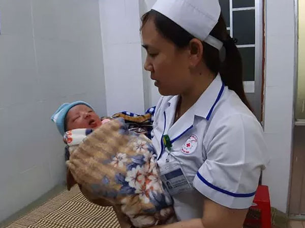 Một mình tới bệnh viện sinh con rồi bỏ đi