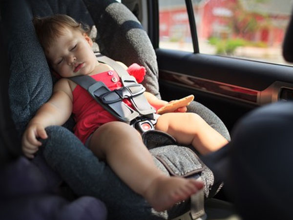 Vụ bé 6 tuổi tử vong nghi do bị trường bỏ quên trên ô tô: Vì sao trẻ có nguy cơ chết ngạt rất cao khi ở trong xe ô tô và cách phòng tránh