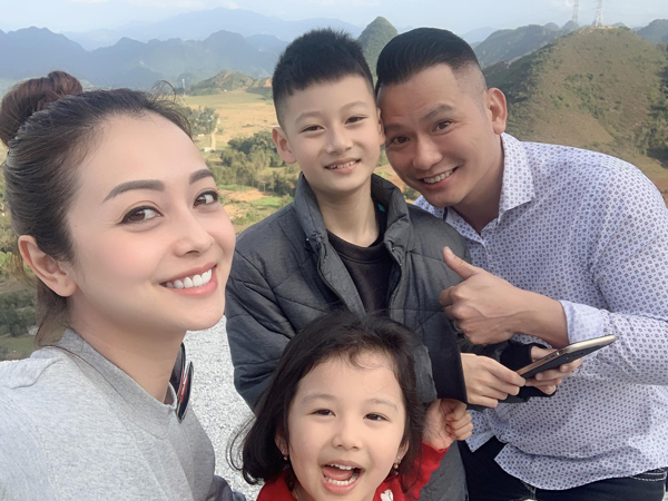 Ai nói cha dượng - con vợ là không có tình thương, ngay tại showbiz Việt cũng không thiếu những người đàn ông yêu chiều con riêng của vợ hết mực