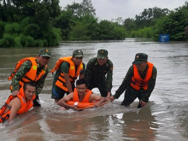 Cứu 3 người dân thoát chết khi mắc kẹt trong dòng nước lũ