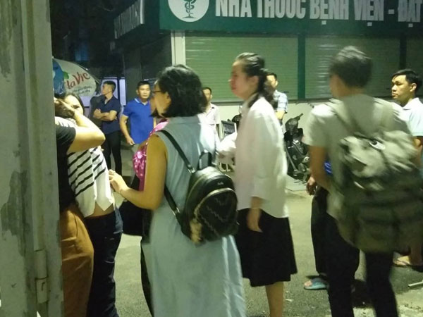 Nhân chứng kể lại giây phút tài xế ôm bé trai 6 tuổi ra khỏi ô tô: Mọi người hốt hoảng, ai cũng nghĩ cháu bé bị ngạt