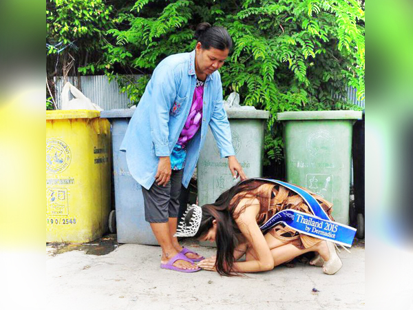 Khi Hoa hậu đội vương miện quỳ lạy cha mẹ: Lòng hiếu thảo của một người con và nét đẹp văn hóa tại đất nước Thái Lan
