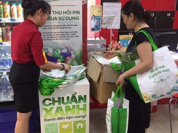 Hà Nội: Bà chị hào phóng, mua hẳn 150 chiếc túi bảo vệ môi trường để tặng các khách hàng khác cùng đi siêu thị