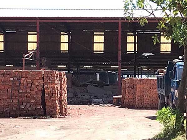 Sập tường lúc lao động, 4 phạm nhân bị thương