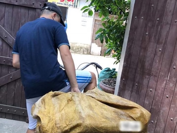 Bắt quả tang chồng lén đi uống bia, vợ cao tay ra hình phạt cực gắt: Nhặt đủ 1.000 lon bia mới được về nhà!