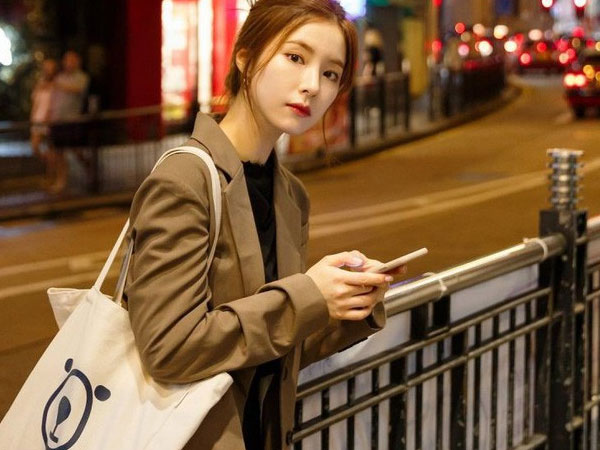 Diện toàn đồ 'bao tải' đi du lịch, mỹ nhân mặt đơ Shin Se Kyung lại được khen không trượt câu nào